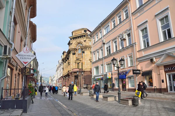 Moskova, Rusya, 22 Şubat 2015. Rus sahne: Rozhdestvenka Caddesi üzerinde yürüyen insanlar — Stok fotoğraf