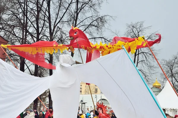 Moskva, Ryssland, februari, 22,2015, rysk scen: människor firar Maslenitsa semester i trädgården "Hermitage". Scen: Sommaren förvisar vintern — Stockfoto