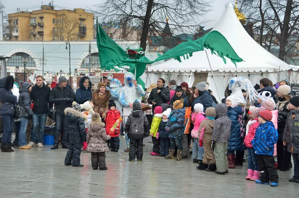 Москва, Россия, 22.02.2015, Русская сцена: Праздник Масленицы в саду "Эрмитаж". Сцена: Лето изгоняет зиму — стоковое фото