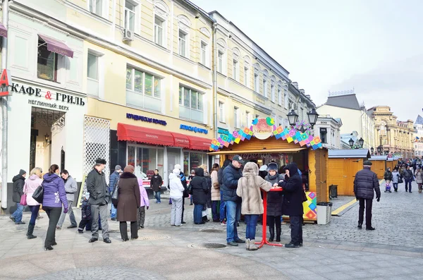 Moscow, Russia, February, 22, 2015. Russian scene:  figure of Maslenitsa in Stoleshnikov lane — Stock Photo, Image