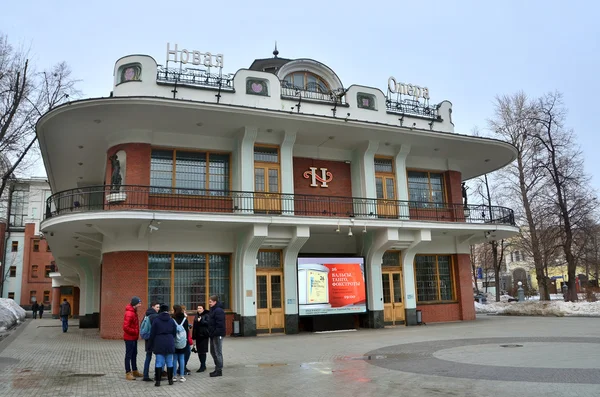モスクワ、ロシア、2015 年 2 月 22 日。人々 はモスクワ中心部でエルミタージュ ガーデンの新しいオペラ劇場の近く、します。 — ストック写真