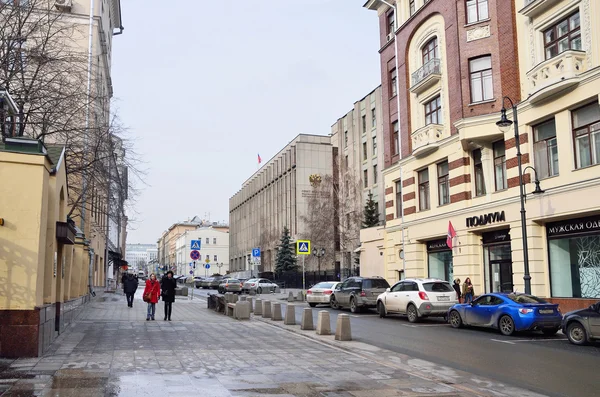 Moscou, Rússia, 22 de fevereiro de 2015, pessoas andando na rua Bolshaya Dmitrovka — Fotografia de Stock