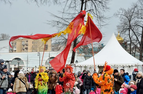 Moskau, russland, februar, 22.2.2015, russische szene: menschen feiern maslenitsa feiertag im garten "einsiedelei". Szene: Der Sommer vertreibt den Winter — Stockfoto