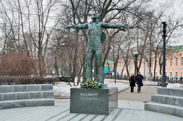 Moscú, Rusia, 22 de febrero de 2015. Escena rusa: gente caminando cerca del monumento a Vladimir Vysotsky en Strastnoy Boulevard en Moscú —  Fotos de Stock