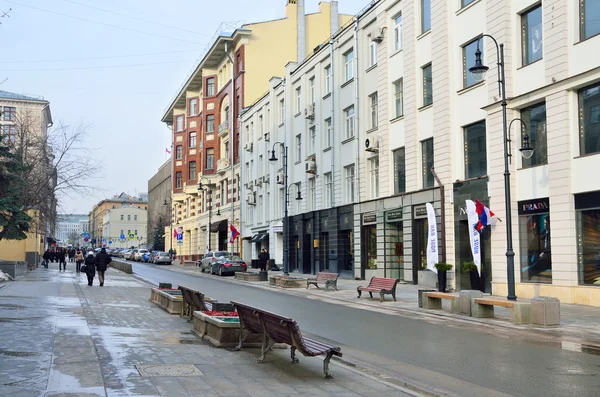 Moskau, russland, februar, 22, 2015, spaziergänger auf bolshaya dmitrovka street — Stockfoto