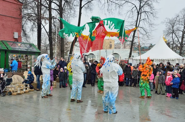 Moskou, Rusland, februari, 22,2015, Russische scène: mensen vieren Maslenitsa Vakantiewoningen in de tuin "Hermitage". Scène: Zomer verbant de winter — Stockfoto