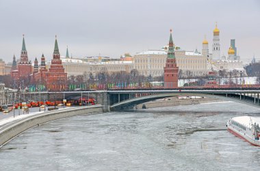 Moskova, kremlin bulutlu havalarda kışın