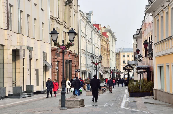 Moscou, Russie, 22 février 2015, personnes marchant sur la rue Pozhdestvenka — Photo