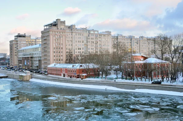 Moscú. Vista de invierno para el teatro Variety en tiempo nublado —  Fotos de Stock