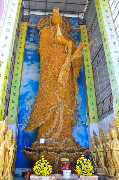 Pagoda Lin Fook (Linh Phuoc) in Dalat, Vietnam, Statue of buddha from flowers — Stock Photo, Image