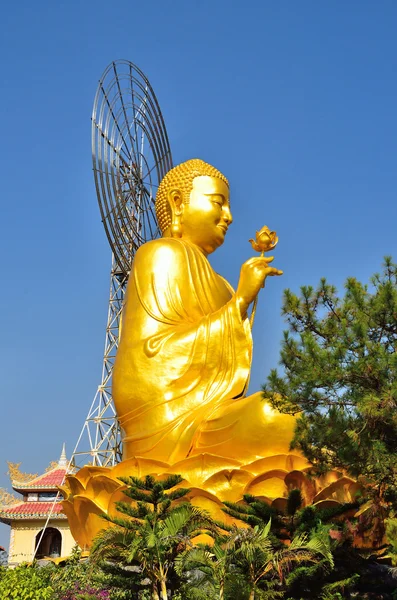 Buddha d'oro a Dalat, Vietnam — Foto Stock