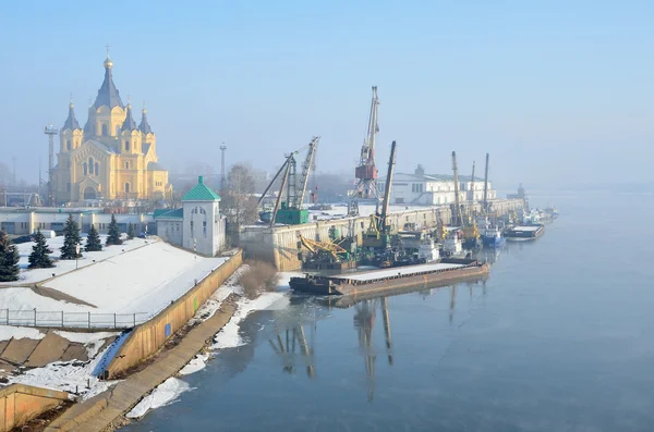 Nizhny Novgorod, Rusia, 08 de marzo de 2015. Nadie, la vista de la Flecha, la Catedral Alexander Nevsky y el puerto del río a través de una neblina ligera —  Fotos de Stock