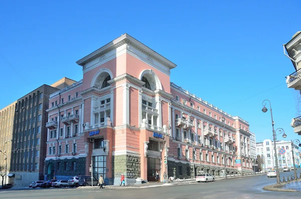 Vladivostok, Rusia, 06 de enero de 2015, Coches cerca de uno de los edificios antiguos de la Universidad Federal del Lejano Oriente (FEFU) en Ocean Avenue en Vladivostok — Foto de Stock