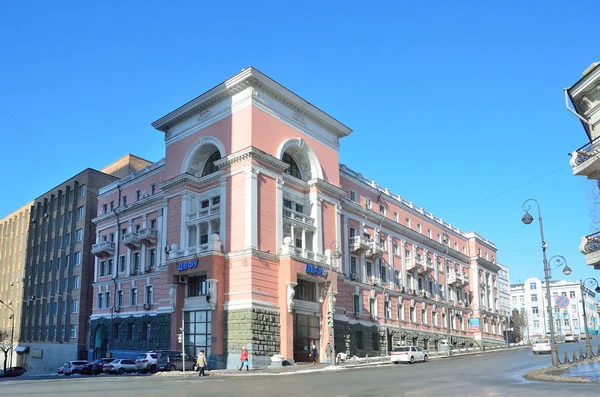 Wladiwostok, Russland, 06. Januar 2015, Autos in der Nähe eines der alten Gebäude der Fernöstlichen Föderalen Universität (fefu) an der Meeresallee in Wladiwostok — Stockfoto