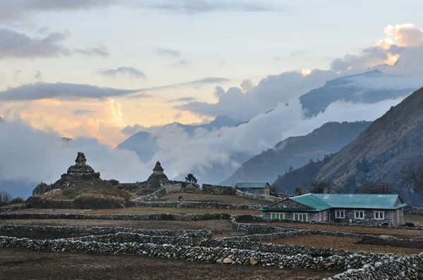 Népal, le village de Phortse Tenga dans l'Himalaya, 3600 mètres au-dessus du niveau de la mer, stupas antiques au coucher du soleil — Photo