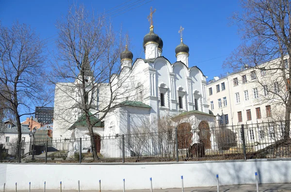Церковь Св. Владимира приравнивается к Апостолам в Старых садах. Москва — стоковое фото