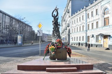 Moskova, Rusya, 23 Mart 2015, Rus sahne: heykel kompozisyon Solyanka sokakta yürüyen insanlar terörist saldırıda Beslan Kurbanları adanmış