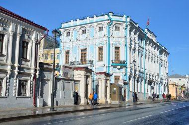 Moskova, Rusya, 23 Mart 2015. Rus sahne: Rusya Büyükelçiliği yürüyüş insanlar. Anıt mimari - Rumyantsev Aleksandroviç Emlak