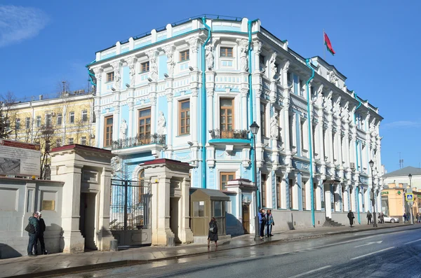 Moscú, Rusia, 23 de marzo de 2015. Escena rusa: personas caminando cerca de la Embajada de la República de Belarús. Monumento de la arquitectura - Finca de Rumyantsev-Zadunaisky —  Fotos de Stock