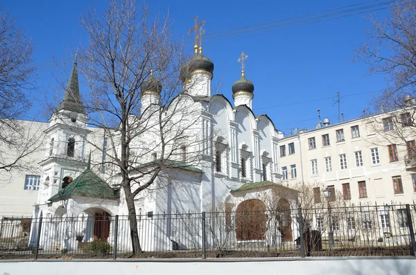 Die Kirche des hl. Wladimir gleich den Aposteln in den alten Gärten. Moskau — Stockfoto