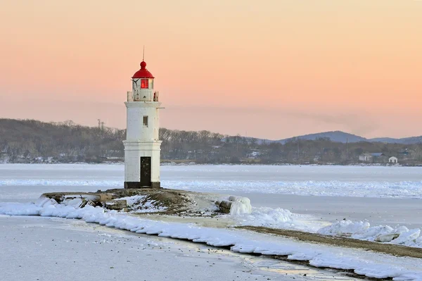 Vladivostok. The lighthouse Egersheld (1876) at the tip of the shkot Peninsula -Tokarevskaya koshka — Stock Photo, Image