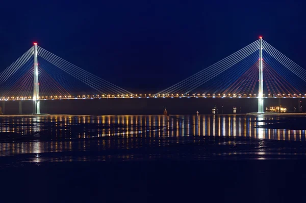 Tampilan malam untuk jembatan ke pulau Russky di Vladivostok — Stok Foto