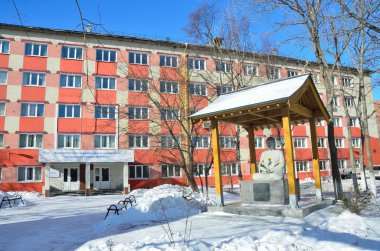 Heykel, dostluk Japon ve Rus insanlar Uzak Doğu Federal Üniversitesi Oceansky Bulvarı Vladivostok'eski binaların avlusunda yüklü bir simgesi olarak Hediyelik
