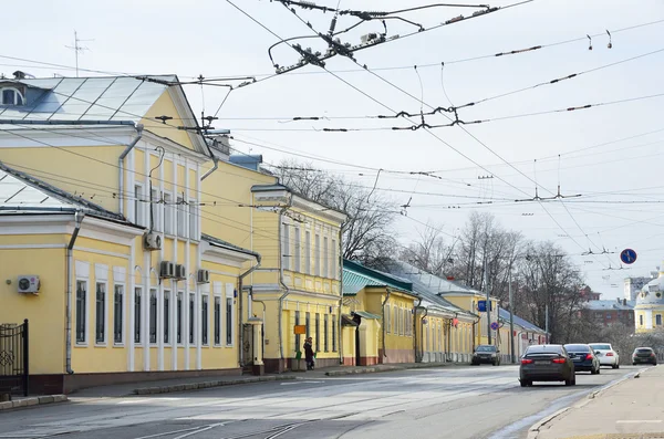 Moskva, Rusko, Fabruary, 27, 2015. Auta jezdí na Radio ulici. Budovy jsou památky architektury — Stock fotografie