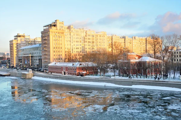 Moscovo. Rússia, 27 de dezembro de 2014. Vista de inverno para o teatro Variety em tempo nublado — Fotografia de Stock