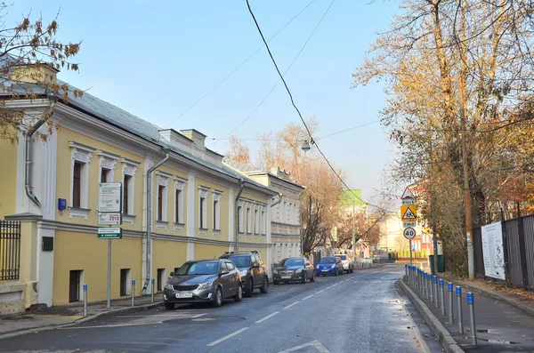 Moscou, Rússia, novembro, 042, 2014. Carros no 1o pereulok de Kadashevsky — Fotografia de Stock