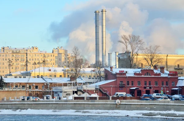 Moscú, Rusia, 27 de diciembre de 2014. Coches en el terraplén de Bersenevskaya. Vistas de invierno de Moscú —  Fotos de Stock