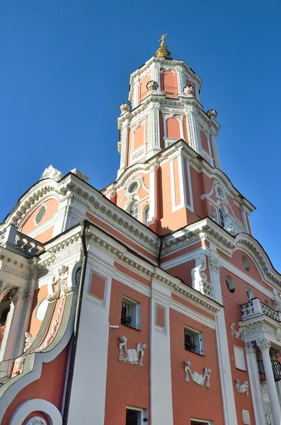 Moskva, Rusland, marts, 23, 2015. Russisk scene: Ingen, Ærkeenglen Gabriels Kirke, Menshikov tårnet - Stock-foto
