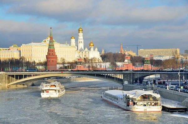 Moscow, Russia, Desember, 27,2014,  pleasure boat on Moskva river near Moscow kremlin — Stock Photo, Image