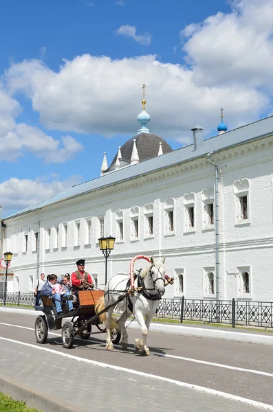 Kolomna. Russia, 29 giugno 2014, scena russa: la gente nel carro cavalca lungo le mura del monastero della Santissima Trinità New Golutvin — Foto Stock