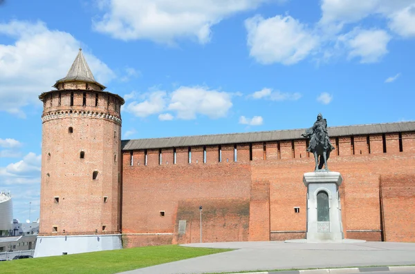 Die Mauer von kolomna kremlinl, das Denkmal für Dmitri Donskoj — Stockfoto