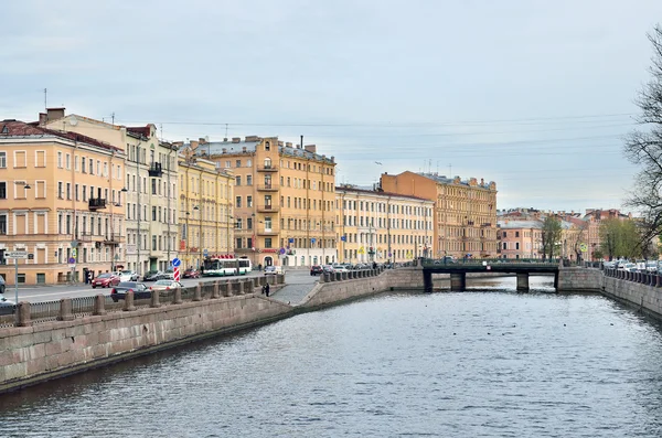 St. Petersburg, Rosja, października, 25,2014, nikt, samochody na skarpie Griboyedov kanał jesienią — Zdjęcie stockowe