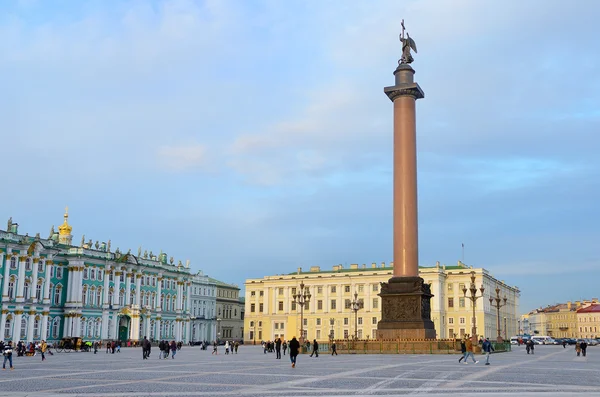 圣彼得堡，俄罗斯，2014 年 10 月 25 日，人们走在布达拉宫广场 — 图库照片