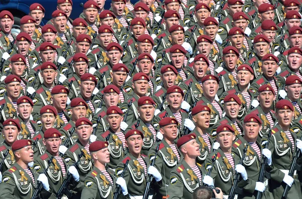 Μόσχα, Ρωσία, μπορεί, 09,2015, ρωσική σκηνή: οι πεζοναύτες στρατιώτες σε παρέλαση το τραγούδι — Φωτογραφία Αρχείου