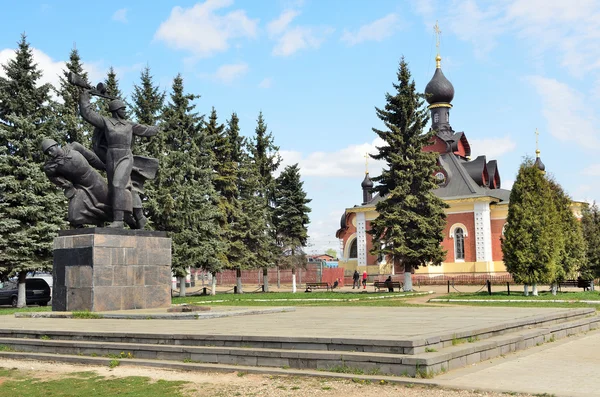 Pomnik ku pamięci poległym w Wielkiej Wojny Ojczyźnianej i Serafin Sarov kościoła w Aleksandrow, Vladimir region, Federacja Rosyjska — Zdjęcie stockowe
