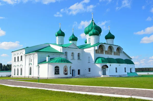 Klooster van de heilige drie-eenheid van Svirsky de Transfiguratie kathedraal, Rusland — Stockfoto