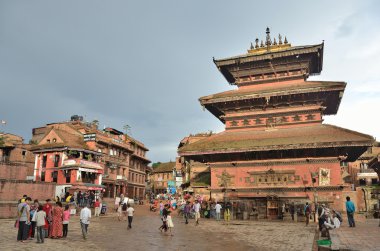 BHAKTAPUR, Nepal, 28 Eylül 2013, Nepalce sahne: turist antik Durbar Meydanı'nda yürüyüş. Mayıs ayında kısmen deprem sırasında tahrip 2015 Meydanı