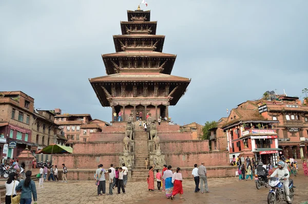 Bhaktapur, Nepal - 28 de septiembre de 2013: Gente caminando cerca del templo de Nyatapol en la plaza Taumadhi — Foto de Stock