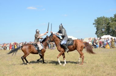 Drakino, Rusya, 22 Ağustos 2015, Antik Rusya 'nın savaşçılarından oluşan takım elbiseli adamlar atlarla, savaşın yeniden canlandırılması.