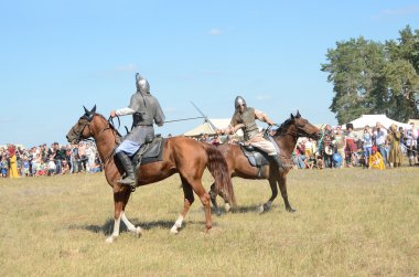 Drakino, Rusya, 22 Ağustos 2015, Antik Rusya 'nın savaşçılarından oluşan takım elbiseli adamlar atlarla, savaşın yeniden canlandırılması.