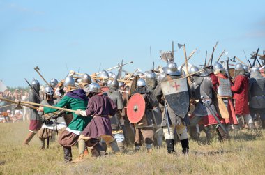 Drakino, Rusya, 22 Ağustos 2015, Antik Rusya 'nın savaşçılarından oluşan takım elbiseli adamlar atlarla, savaşın yeniden canlandırılması.