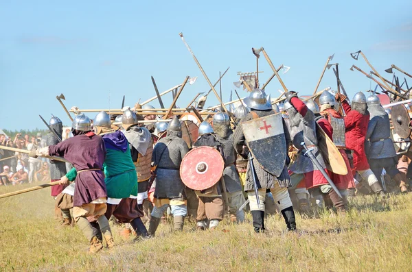 Drakino, Rusland, 22 augustus 2015, mannen in pakken van krijgers van het oude Rusland op paarden, reconstractie van de strijd — Stockfoto