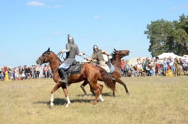 Drakino, Rusia, 22 de agosto de 2015, hombres en trajes de guerreros de la antigua Rusia a caballo, reconstreñimiento de la batalla —  Fotos de Stock