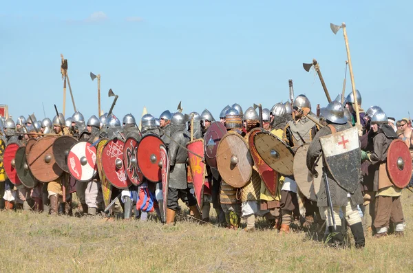 ドラキノ,ロシア, 2015年8月22日,馬に乗って古代ロシアの戦士のスーツの男性,戦いの再建 — ストック写真