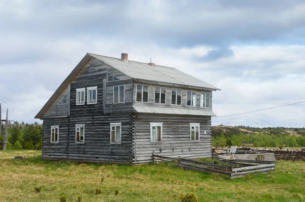 Península de Kola, antiguo pueblo Pomor Varzuga, una antigua casa de madera —  Fotos de Stock