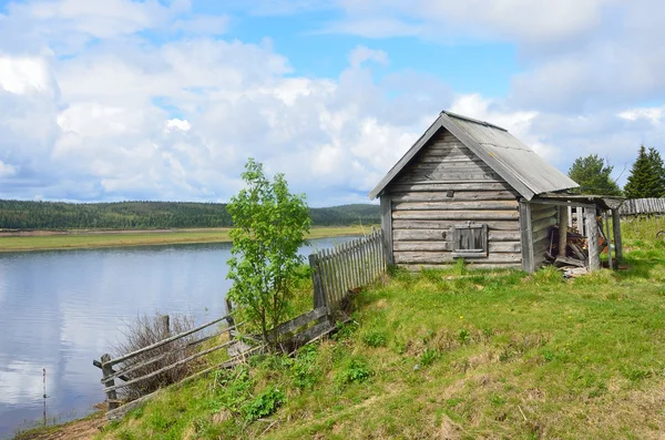 Kola Peninsula, old Pomeranian village of Varzuga. Wooden shed on the banks of the river Varzuga — Stock Photo, Image
